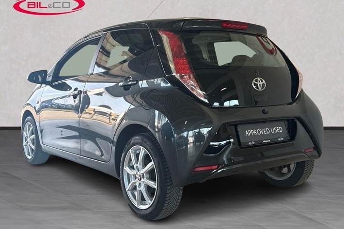Sort Toyota Aygo fra 2016