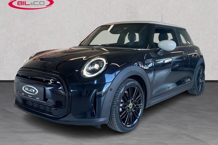 Blå Mini Cooper fra 2022 set udefra