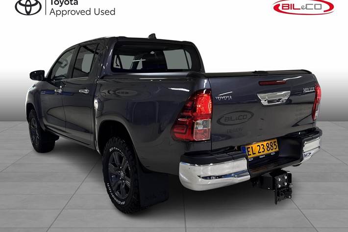 Grå Toyota HiLux fra 2025