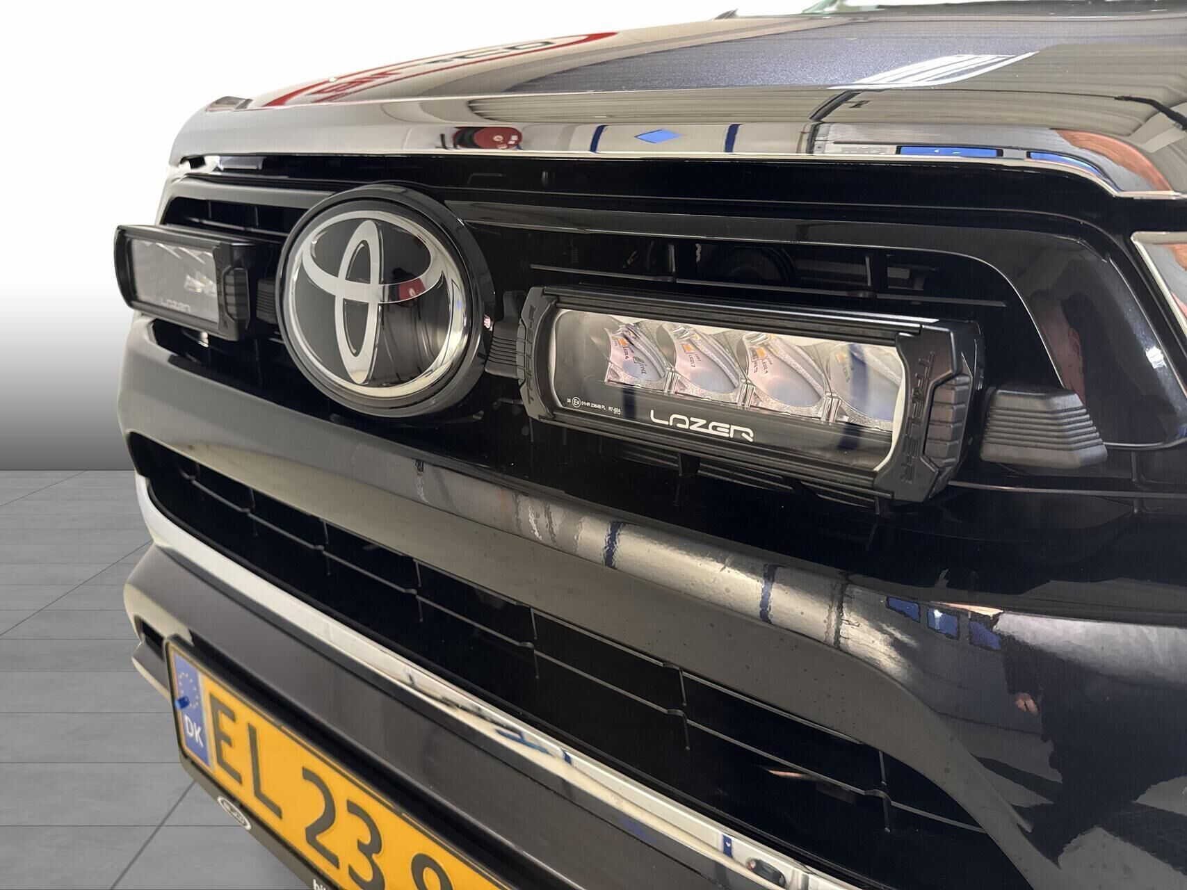 Grå Toyota HiLux fra 2025