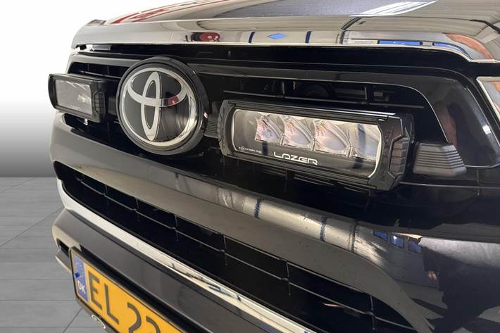 Grå Toyota HiLux fra 2025