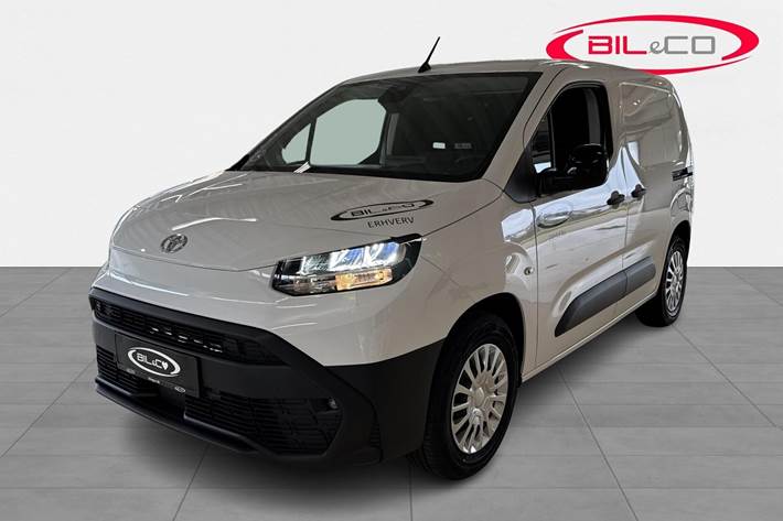 Hvid Toyota ProAce City fra 2025 set udefra