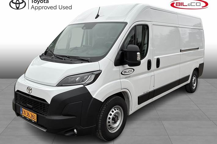 Hvid Toyota Proace Max fra 2025 set udefra
