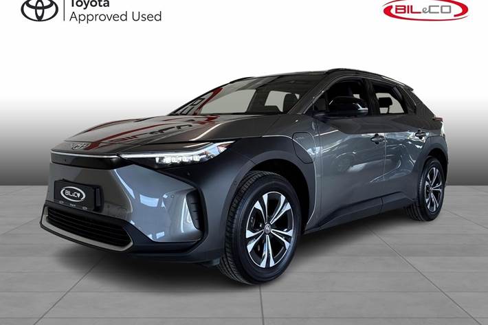 Grå Toyota BZ4X fra 2025 set udefra
