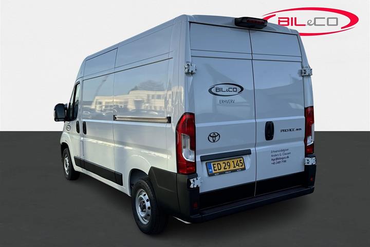 Hvid Toyota Proace Max fra 2024