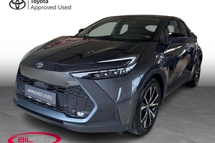 Grå Toyota C-HR fra 2024 set udefra