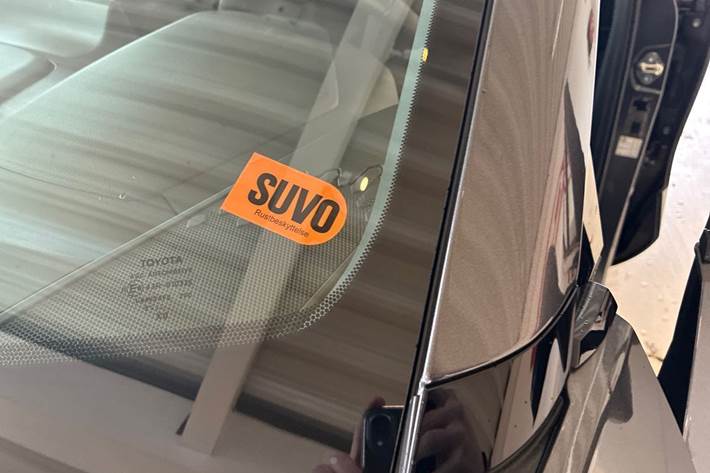 Grå Toyota C-HR fra 2024