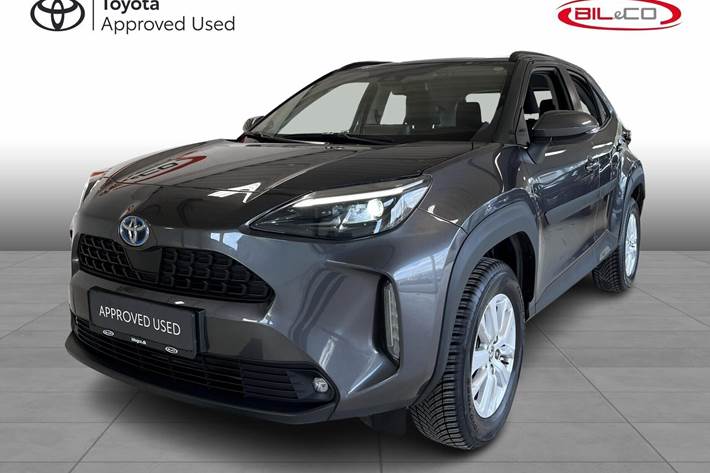 Grå Toyota Yaris Cross fra 2023