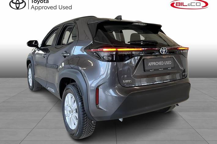 Grå Toyota Yaris Cross fra 2023