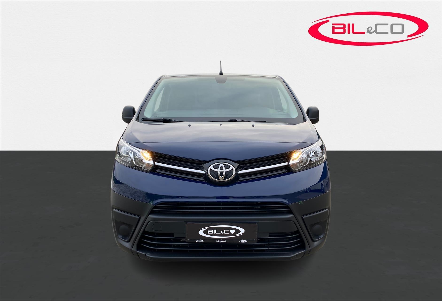 Blå Toyota ProAce fra 2023