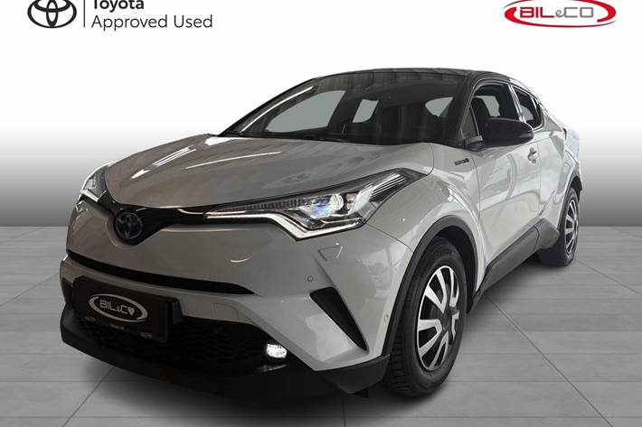 Hvid Toyota C-HR fra 2020 set udefra