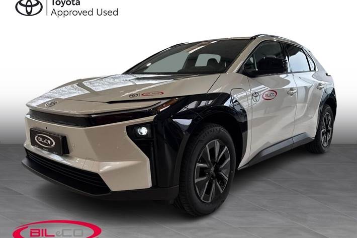Hvid Toyota BZ4X fra 2026 set udefra