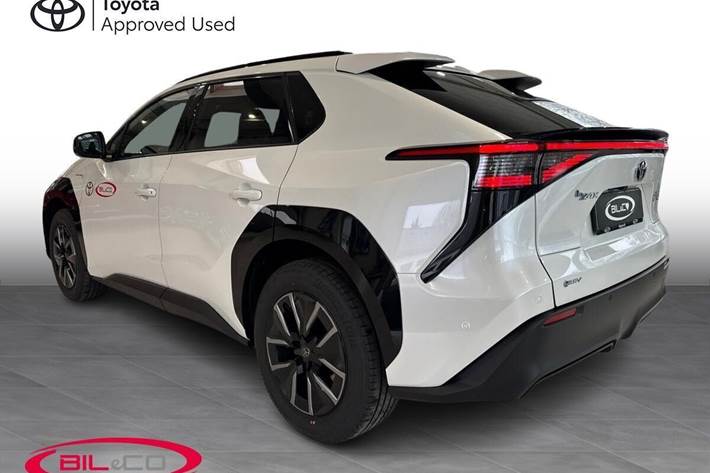 Hvid Toyota BZ4X fra 2026