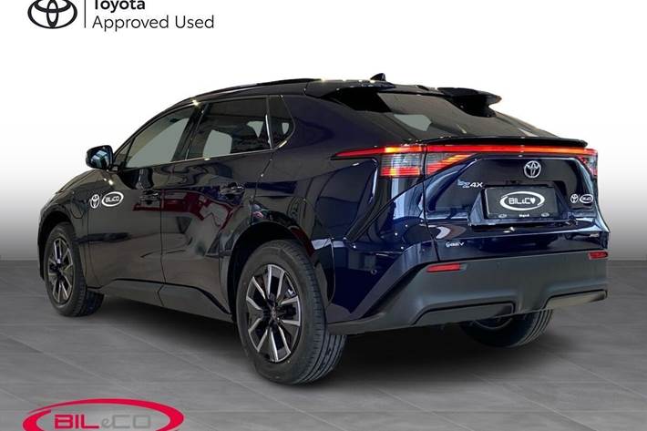 Blå Toyota BZ4X fra 2026