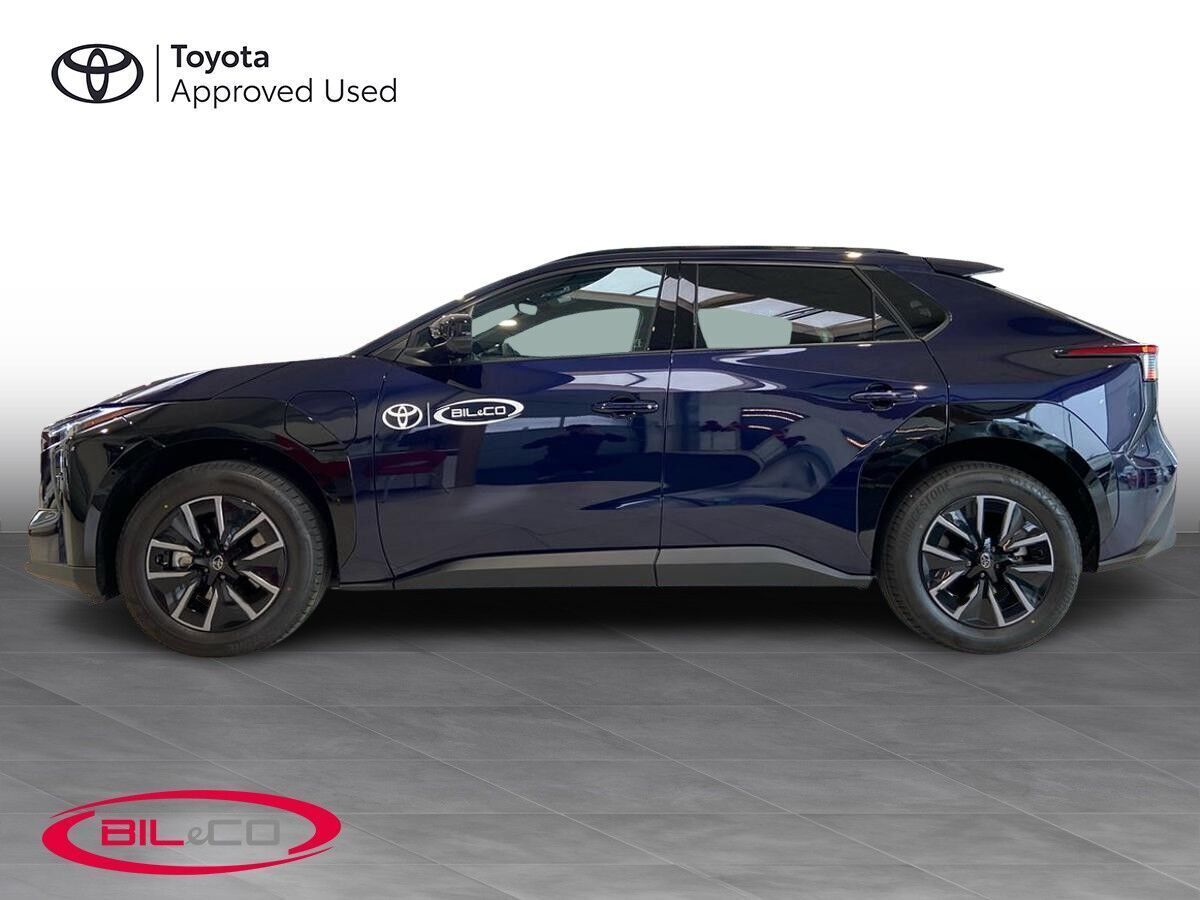 Blå Toyota BZ4X fra 2026