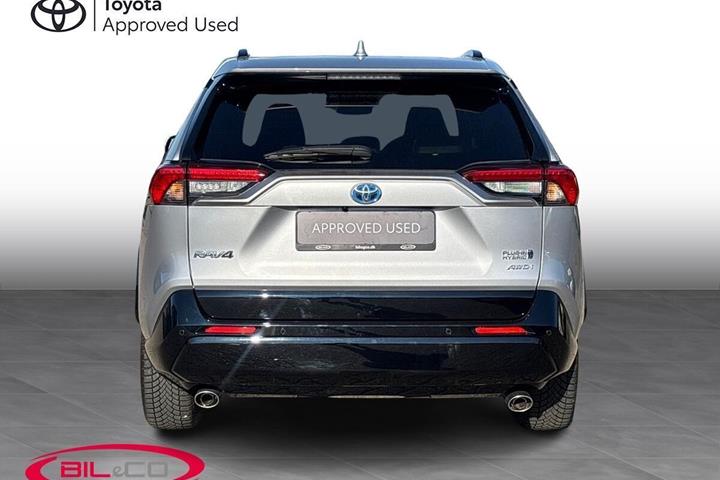 Grå Toyota RAV4 Plug-in fra 2022 set udefra