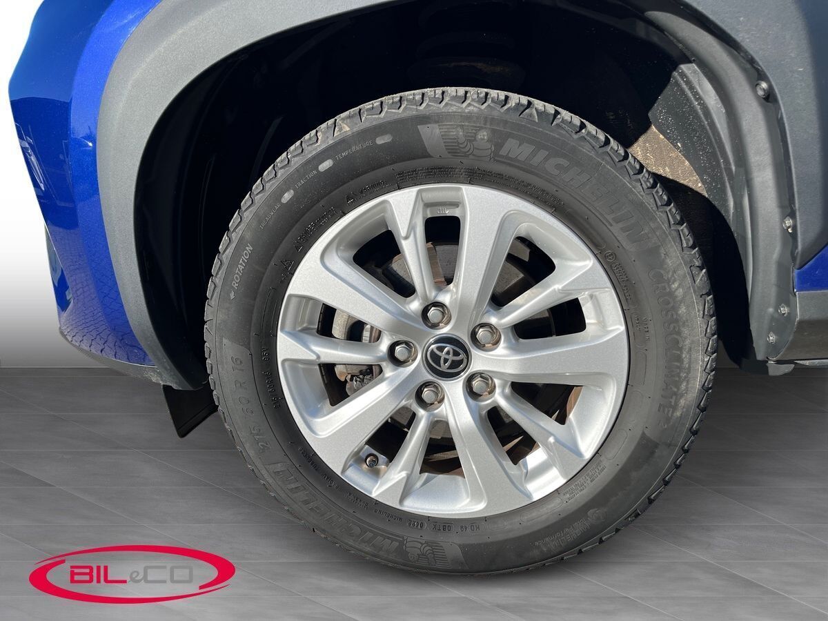 Blå Toyota Yaris Cross fra 2022