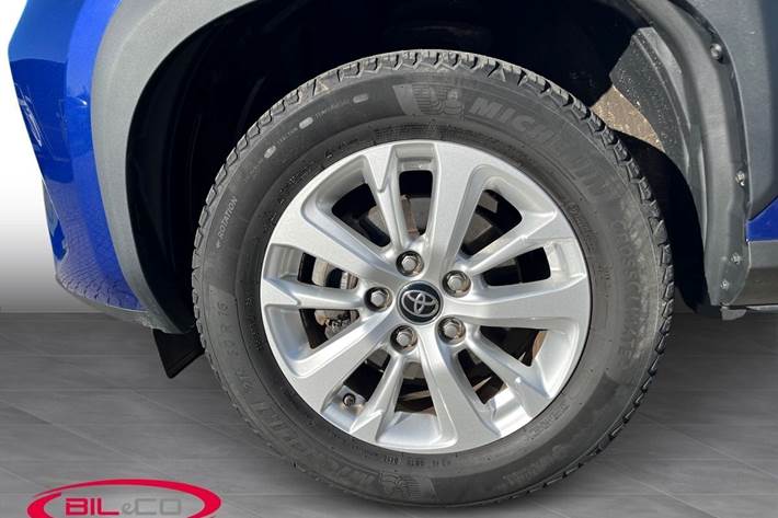 Blå Toyota Yaris Cross fra 2022