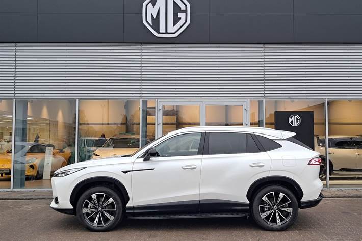 Hvid MG HS fra 2025 set udefra