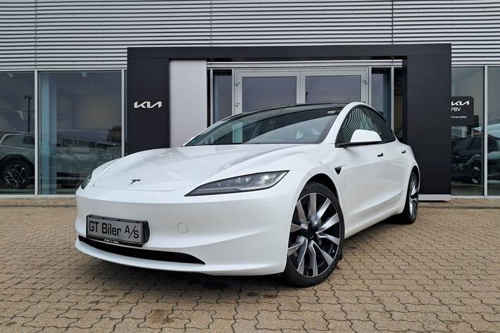 Hvid Tesla Model 3 fra 2023 set udefra