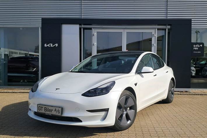 Hvid Tesla Model 3 fra 2023 set udefra