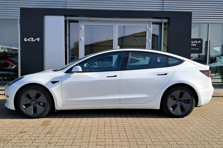 Hvid Tesla Model 3 fra 2023