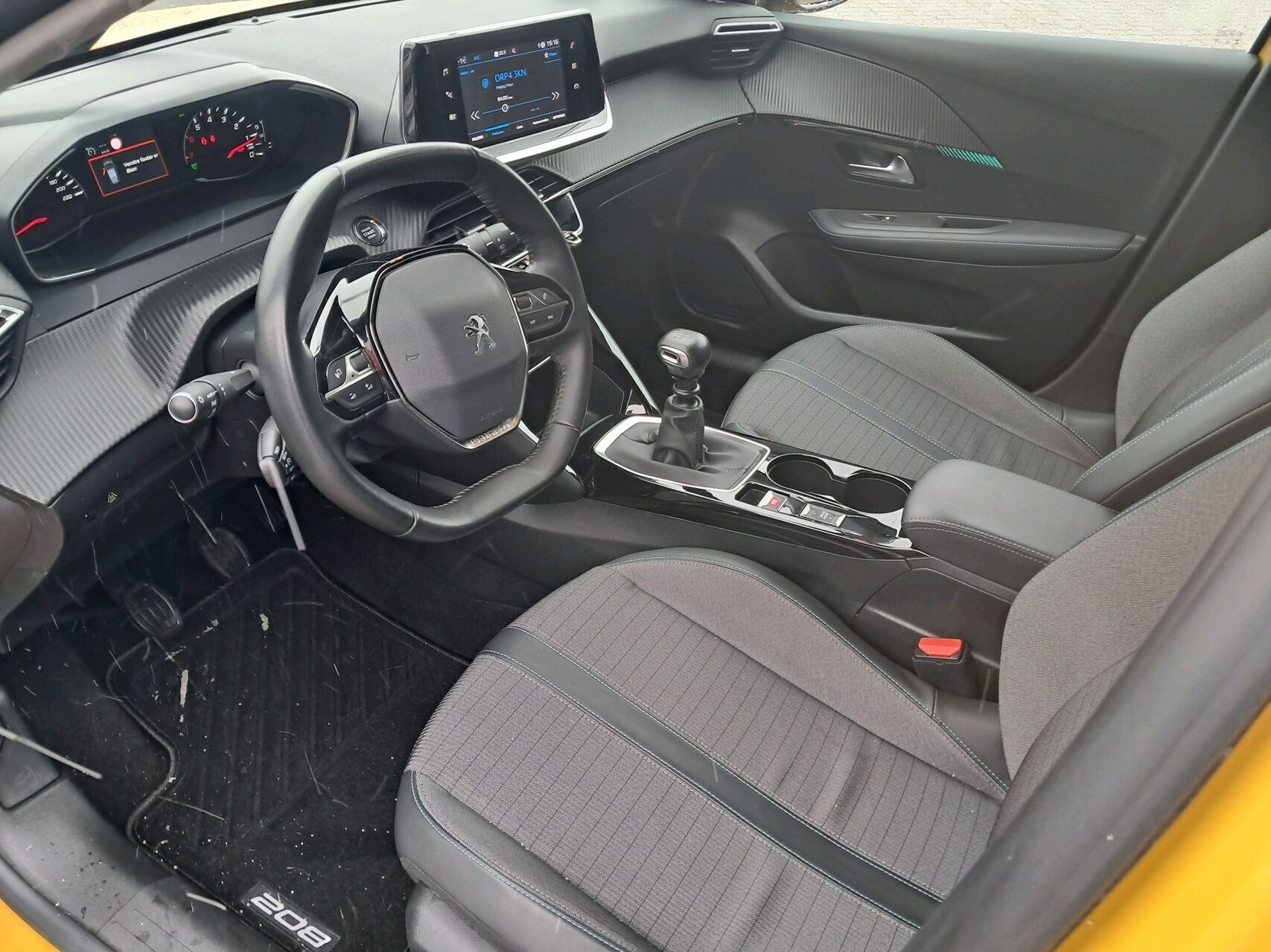 Gul Peugeot 208 fra 2021