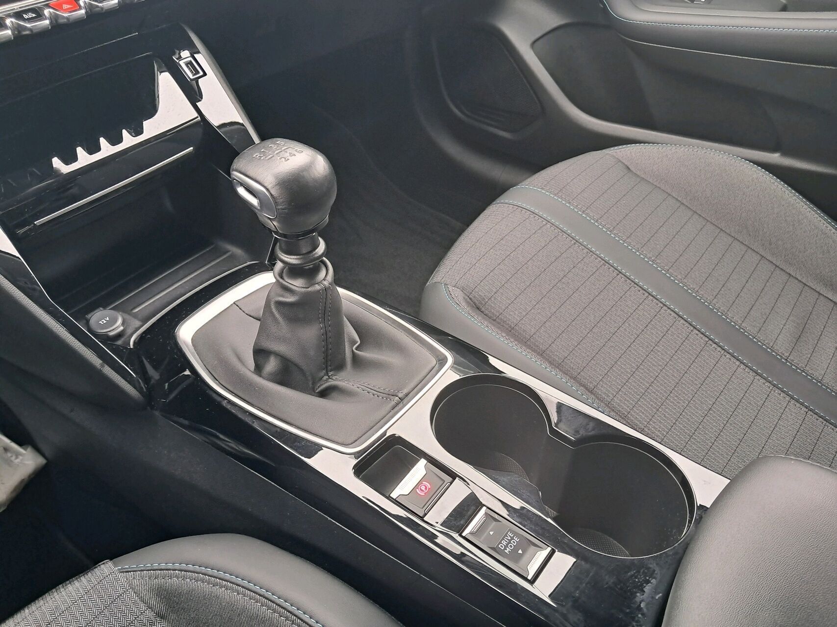 Gul Peugeot 208 fra 2021