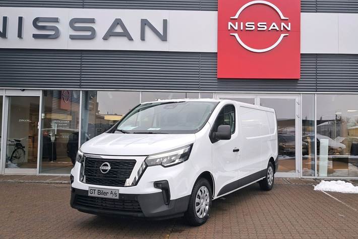 Hvid Nissan Primastar fra 2023
