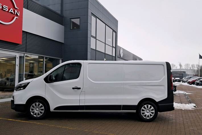 Hvid Nissan Primastar fra 2023