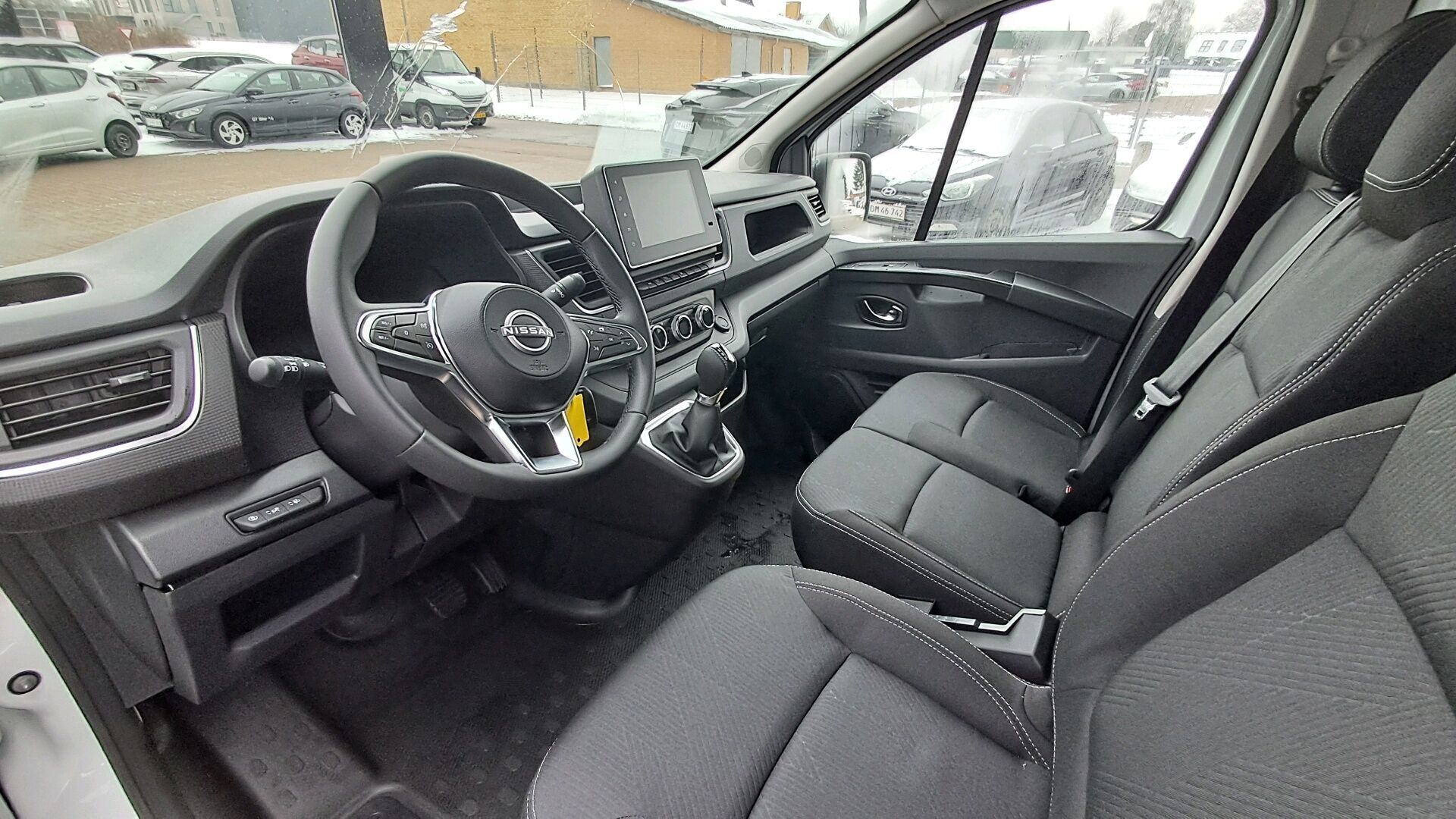 Hvid Nissan Primastar fra 2025
