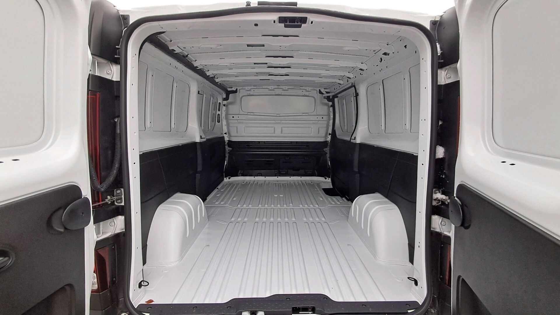 Hvid Nissan Primastar fra 2025