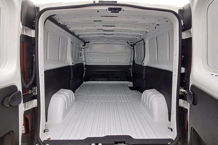 Hvid Nissan Primastar fra 2025