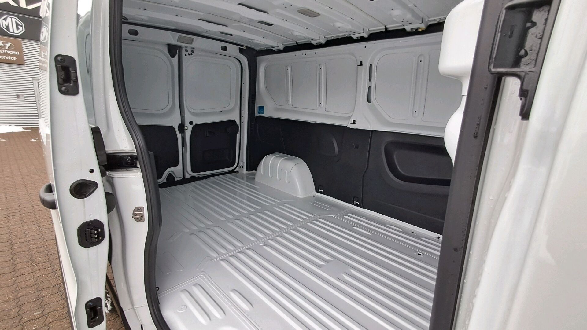 Hvid Nissan Primastar fra 2023