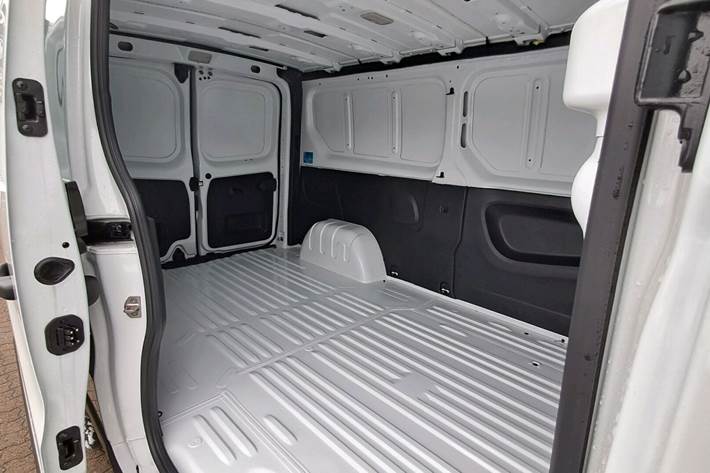 Hvid Nissan Primastar fra 2023