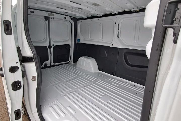 Hvid Nissan Primastar fra 2025