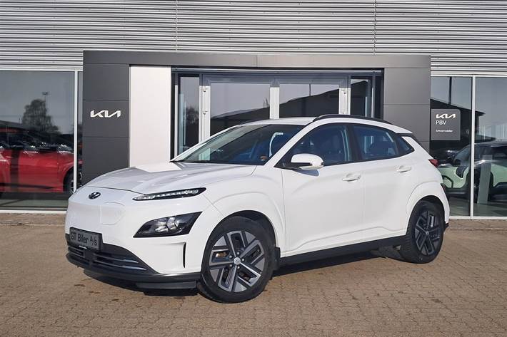 Hvid Hyundai Kona fra 2022 set udefra