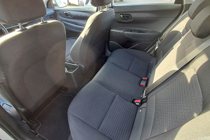 Hvid Hyundai i20 fra 2021