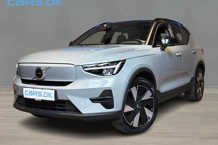 Grå Volvo XC40 fra 2023 set udefra