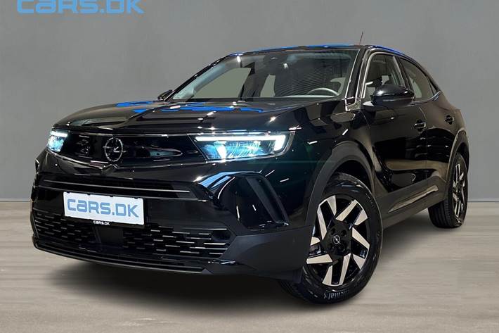Sort Opel Mokka-e fra 2023 set udefra