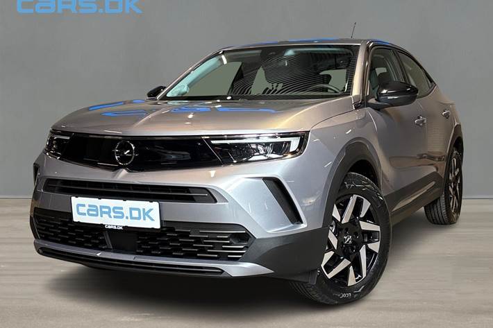 Grå Opel Mokka-e fra 2023 set udefra