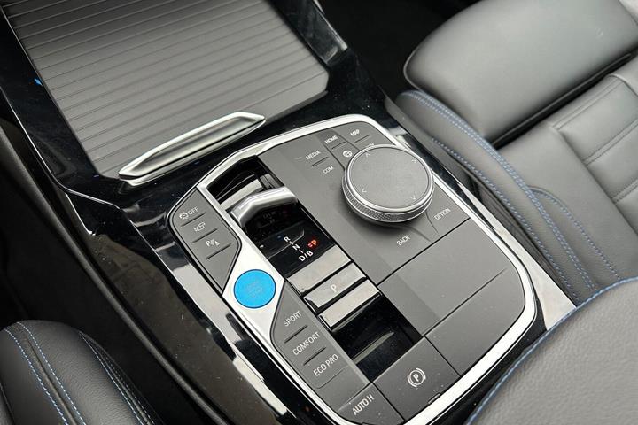 Sort BMW iX3 fra 2023