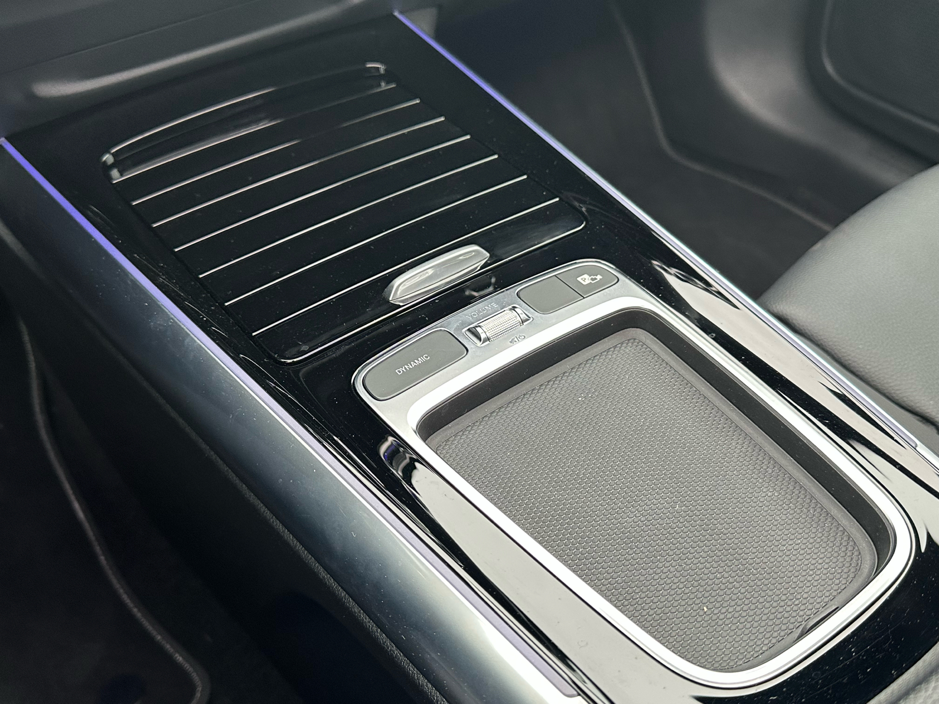 Blå Mercedes EQA 250 fra 2024