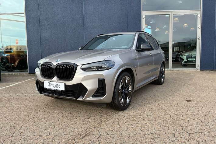 Grå BMW iX3 fra 2023 set udefra