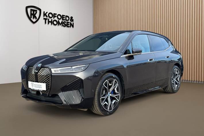 Sort BMW iX fra 2021 set udefra