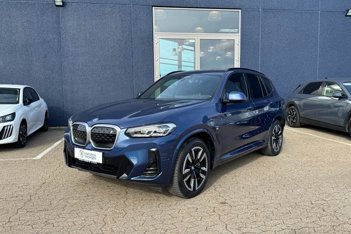 Blå BMW iX3 fra 2023 set udefra