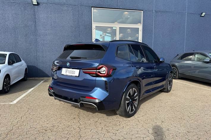 Blå BMW iX3 fra 2023