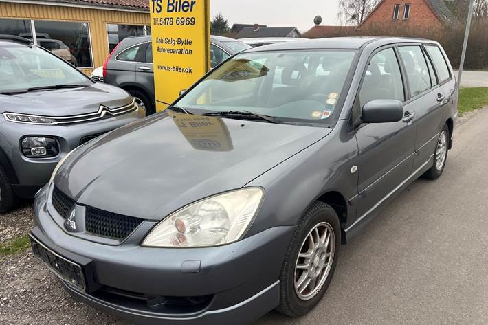 Grå Mitsubishi Lancer fra 2007 set udefra