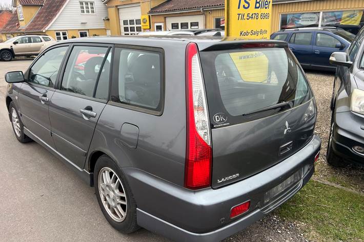 Grå Mitsubishi Lancer fra 2007 set udefra