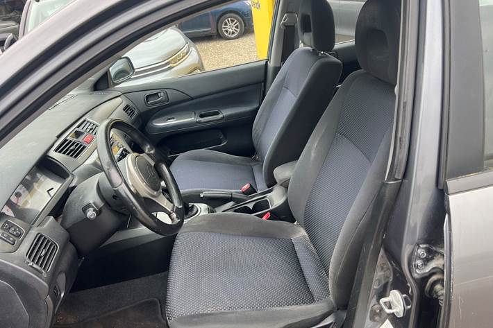 Grå Mitsubishi Lancer fra 2007 set indefra